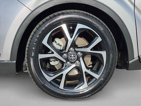 Used 2018 Toyota C-HR XLE FWD image 22