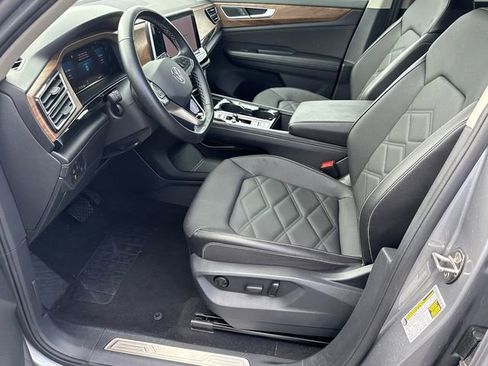 Used 2025 Volkswagen Atlas SE FWD image 9