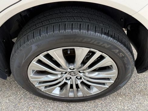 Used 2023 Toyota Venza XLE AWD/4WD image 12