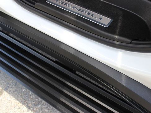 Used 2025 GMC Yukon Denali w/ Denali Reserve Package image 6