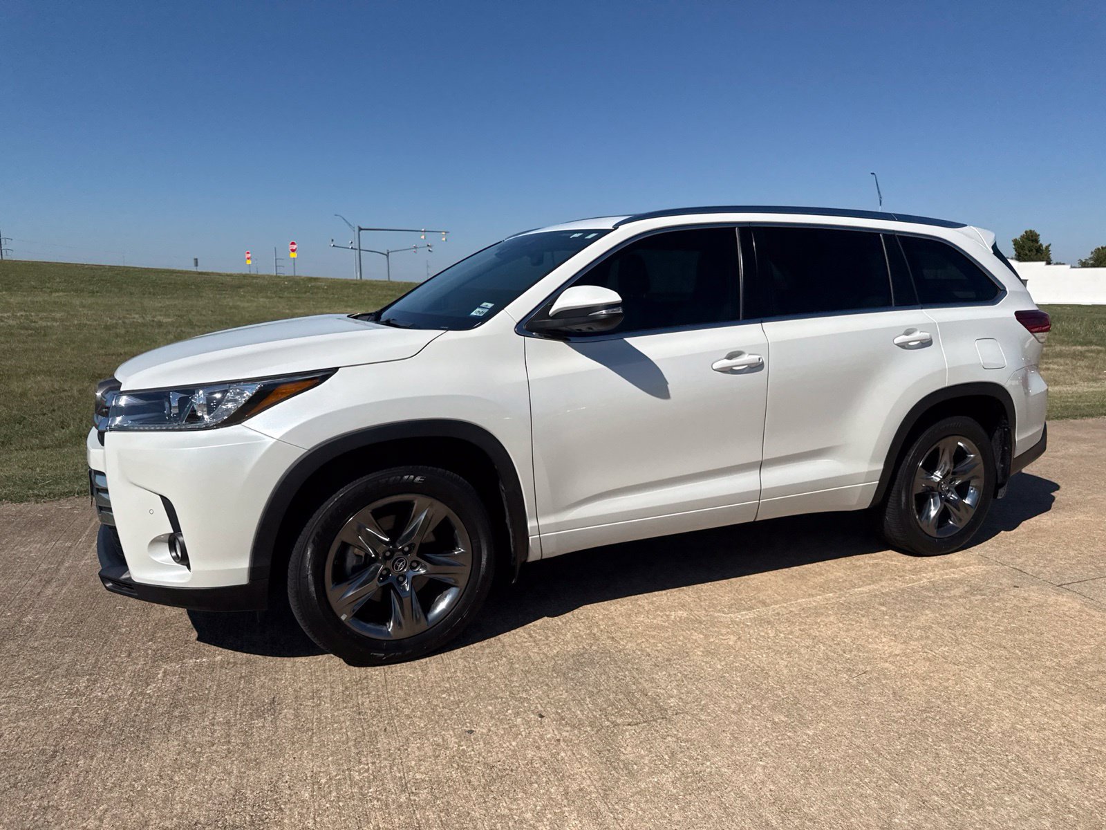 Used 2018 Toyota Highlander Limited Platinum w/ Carpet Mat Package (TMS) AWD/4WD image 3