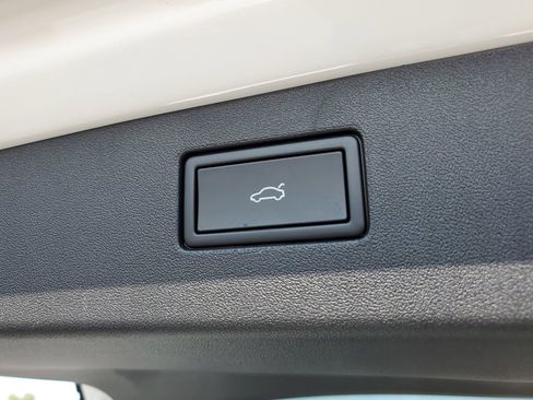 New 2025 Volkswagen Tiguan SE image 16