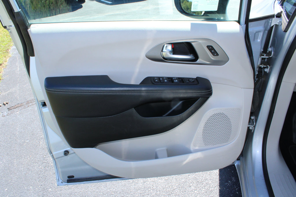 Used 2024 Chrysler Pacifica Touring-L FWD image 30