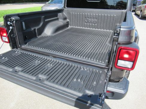 Used 2024 Jeep Gladiator Sport AWD/4WD image 32