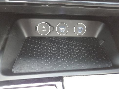 Used 2025 Genesis G70 2.5T AWD/4WD image 32