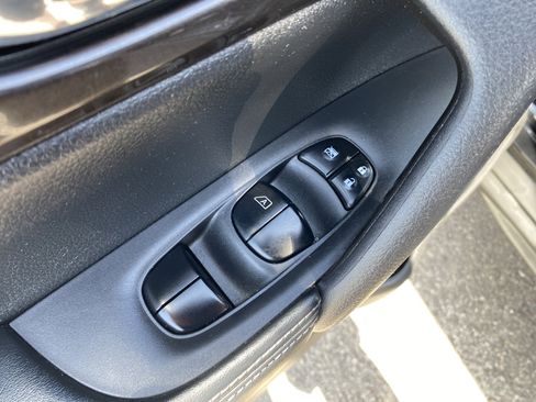 Used 2019 Nissan Rogue SV AWD/4WD image 18