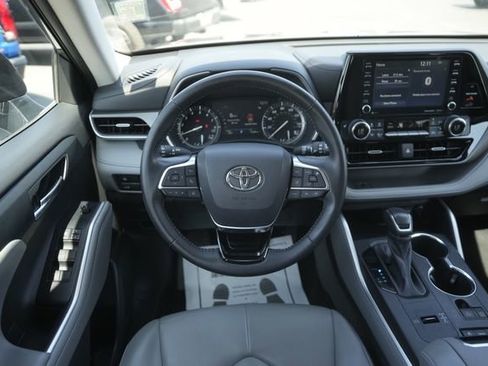 Used 2021 Toyota Highlander XLE image 22