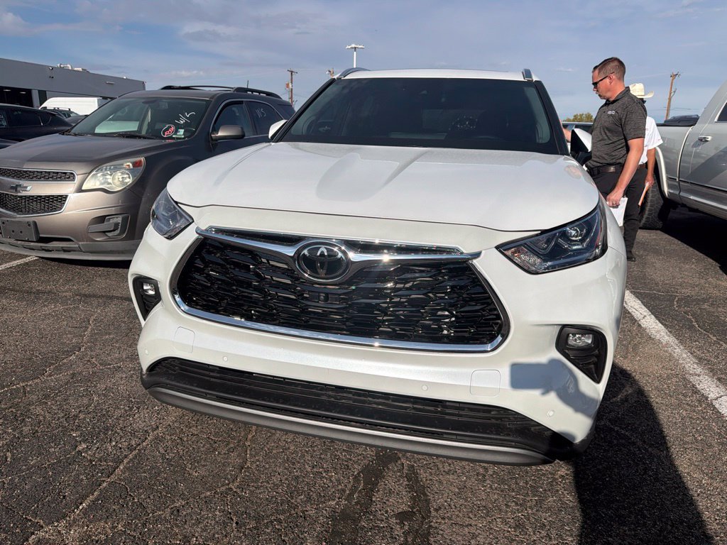 Used 2026 Toyota Highlander Platinum AWD/4WD image 2