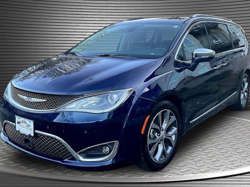 Used 2018 Chrysler Pacifica Limited w/ Tire & Wheel Group image 3