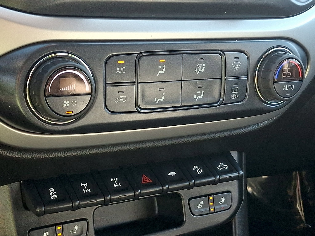 Used 2018 Chevrolet Colorado ZR2 w/ ZR2 Midnight Special Edition AWD/4WD image 15