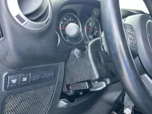 Used 2015 Jeep Wrangler Unlimited Rubicon w/ Connectivity Group AWD/4WD image 23