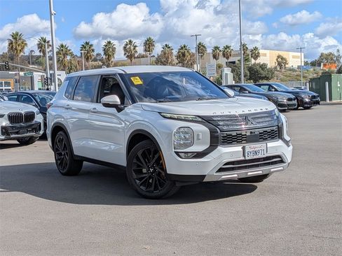 Used 2022 Mitsubishi Outlander SE image 1