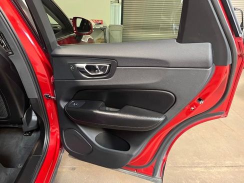 Used 2018 Volvo XC60 T5 Inscription w/ Vision Package image 15