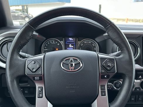 Used 2019 Toyota Tacoma Limited image 25