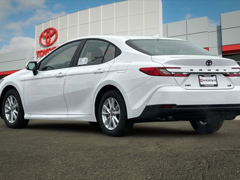Used 2026 Toyota Camry LE image 5