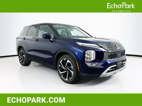 Used 2023 Mitsubishi Outlander SE image 1