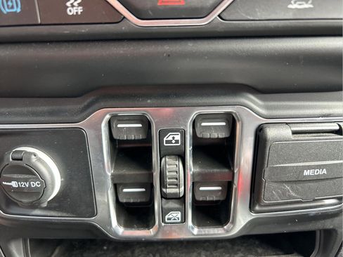 Used 2023 Jeep Wrangler Unlimited Sahara w/ Cold Weather Group AWD/4WD image 32