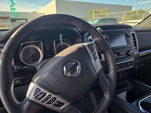 Used 2018 Nissan Titan SV w/ SV Convenience Package image 10