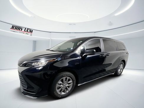 Used 2022 Toyota Sienna LE image 36