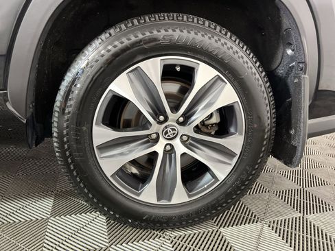 Used 2021 Toyota Highlander XLE image 12