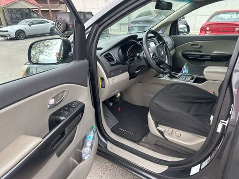 Used 2016 Kia Sedona LX w/ LX Convenience Package image 5