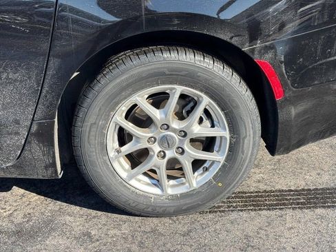 Used 2025 Chrysler Pacifica Select image 13