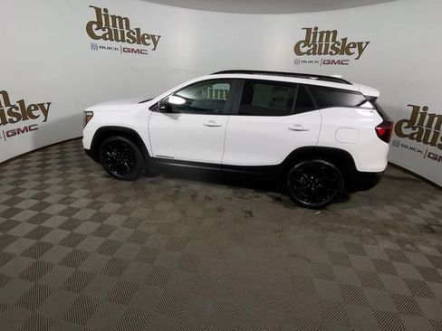 Used 2023 GMC Terrain SLE w/ Driver Convenience Package image 5