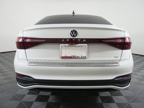 Used 2025 Volkswagen Jetta SE FWD image 4