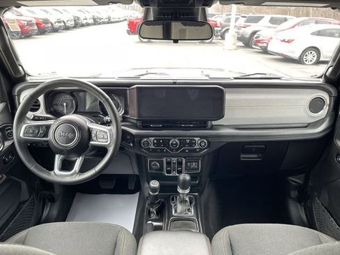 Used 2025 Jeep Wrangler Unlimited Sahara AWD/4WD image 21