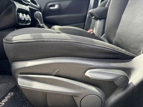 Used 2017 Jeep Renegade Latitude image 14