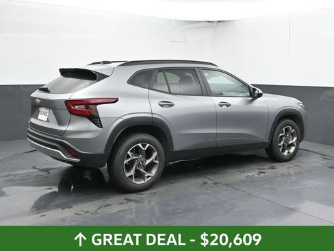 Used 2025 Chevrolet Trax LT FWD image 4