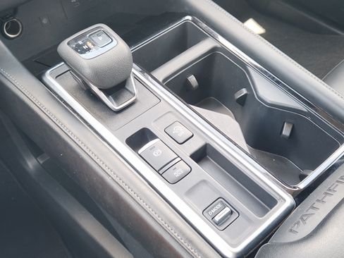 Used 2025 Nissan Pathfinder SL FWD image 20