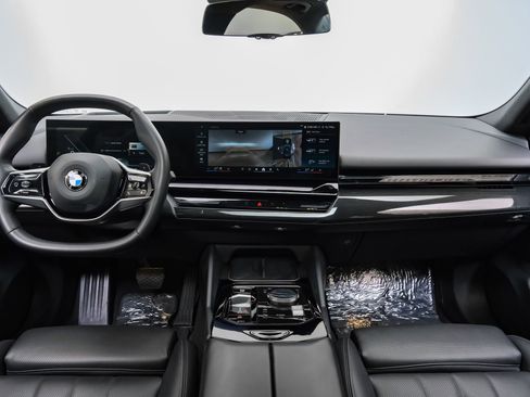Used 2025 BMW 530i w/ Premium Package RWD image 16