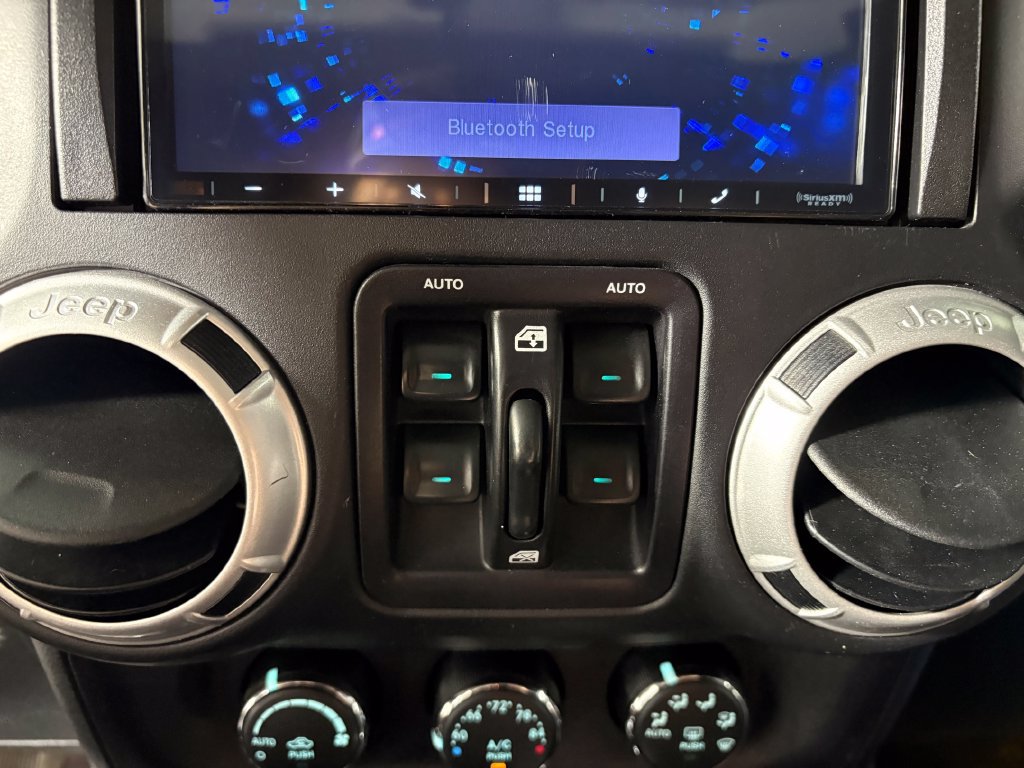 Used 2016 Jeep Wrangler Unlimited Rubicon w/ Connectivity Group AWD/4WD image 17