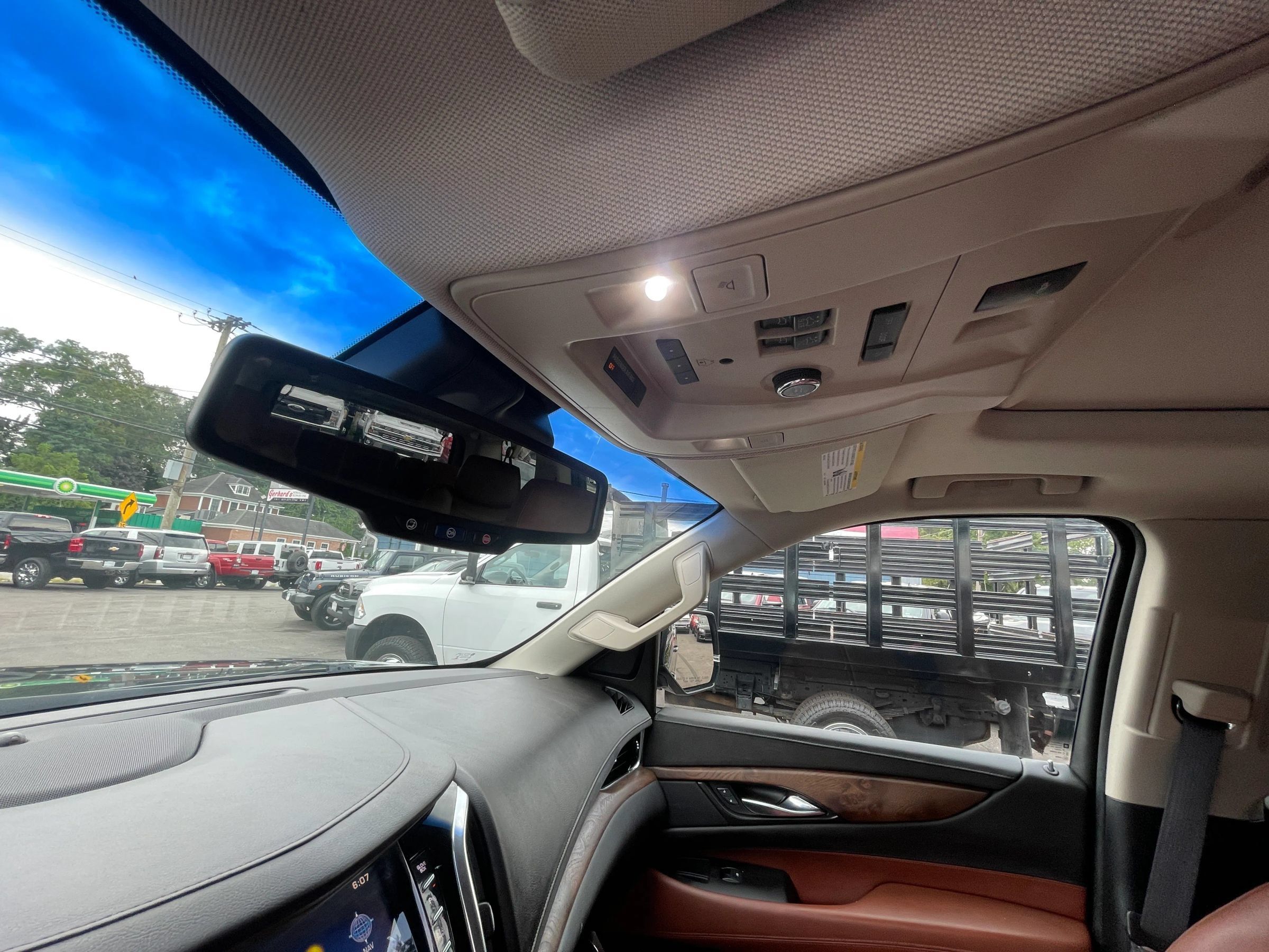 Used 2015 Cadillac Escalade ESV Luxury AWD/4WD image 16
