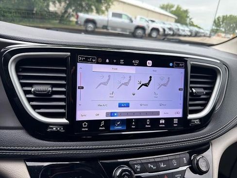Used 2022 Chrysler Pacifica Touring-L w/ Uconnect Theater Family Group AWD/4WD image 34