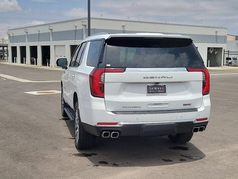Used 2025 GMC Yukon Denali AWD/4WD image 3