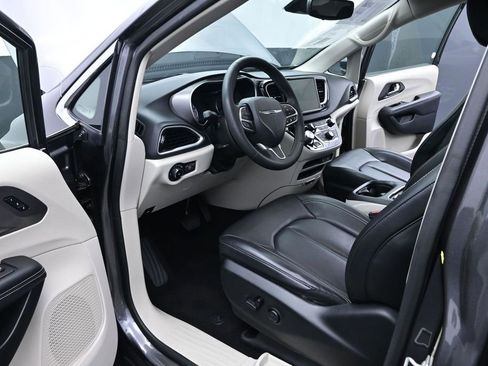 Used 2023 Chrysler Pacifica Touring-L FWD image 9