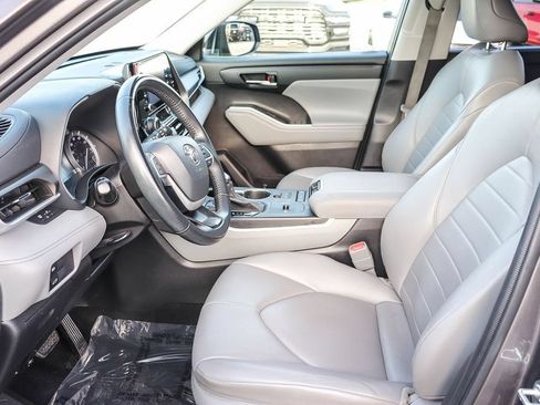 Used 2022 Toyota Highlander XLE FWD image 22