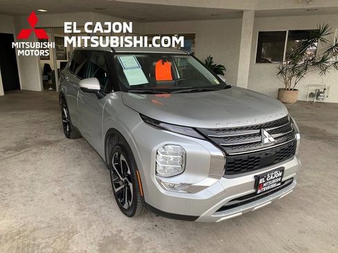Used 2024 Mitsubishi Outlander SE image 1
