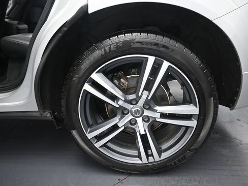 Used 2019 Volvo XC60 T5 Momentum w/ Multimedia Package AWD/4WD image 39