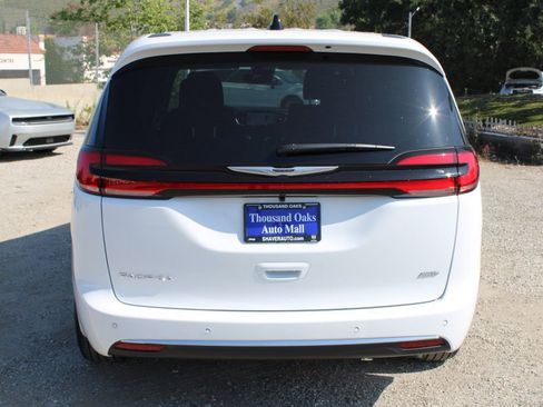 New 2026 Chrysler Pacifica Select image 5