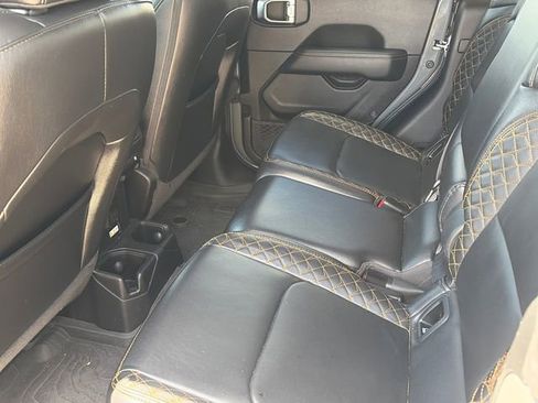 Used 2023 Jeep Gladiator Overland AWD/4WD image 12