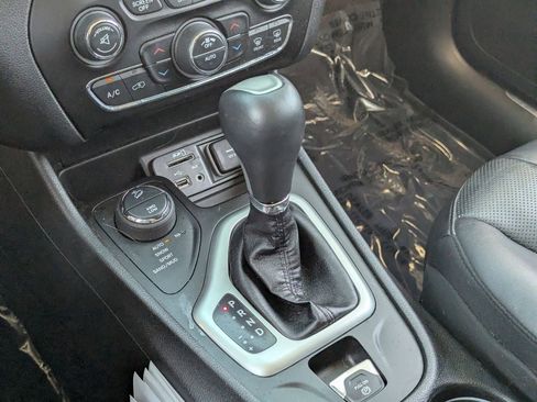 Used 2018 Jeep Cherokee Overland w/ Heavy Duty Protection Group AWD/4WD image 28