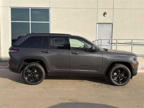 New 2025 Jeep Grand Cherokee Limited w/ Black Appearance Package image 4