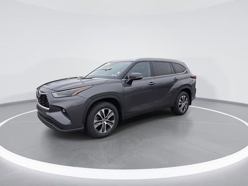 Used 2024 Toyota Highlander XLE image 6