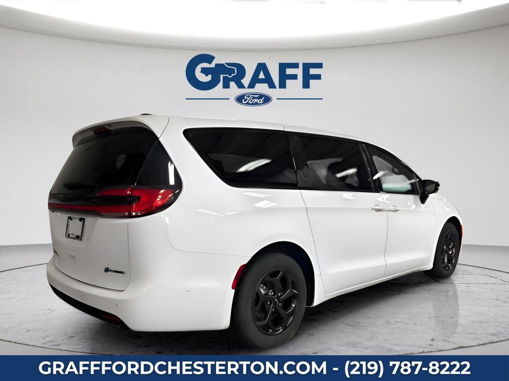 Used 2024 Chrysler Pacifica Limited FWD image 6