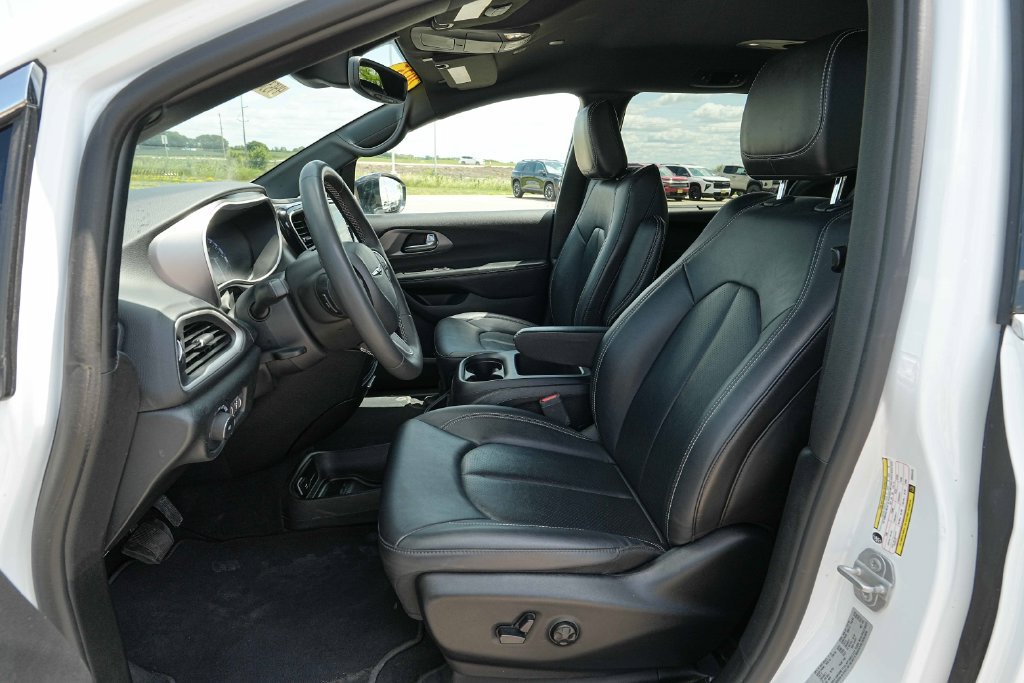 Used 2025 Chrysler Pacifica Select FWD image 18