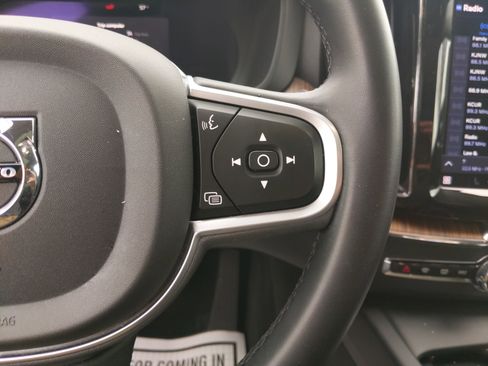 Used 2022 Volvo XC60 B5 Momentum w/ Protection Package Premier image 17