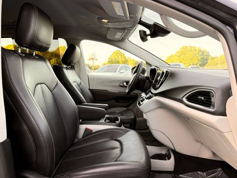 Used 2023 Chrysler Pacifica Touring-L FWD image 31